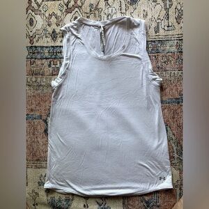 Under Armour muscle relaxed fit top in L